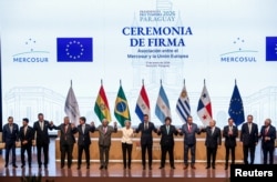 Лидери на страните от Европейския съюз и Меркосур по време на церемонията по подписването на споразумението за свободна търговия в Асунсион, Парагвай, 17 януари 2026 г.