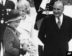 Georges Pompidou, la 10 ani după ce a căzut ca premier. Pe 15 mai 1972, o primea la Paris, ca președinte, împreună cu soția, Claude (centru) pe regina Elisabeta a II-a a Marii Britanii.