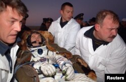 Član 11. ekspedicije na međunarodnoj svemirskoj stanici, kosmonaut Sergej Krikaljov nakon slijetanja poslije šestomjesečne misije u orbiti u udaljenom Kazahstanu 10. oktobra 2005.