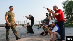 Українські військовослужбовці проводять тактичні навчання для цивільних добровольців, Маріуполь, липень 2015 року