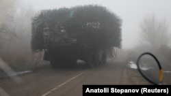 Украинска бронирана машина, снабдена с броня "таралеж", заснета край Покровск, 23 ноември 2025 г.