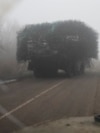Un vehicul blindat ucrainean echipat cu o armură suplimentară din sârmă metalică pe un drum lângă Pokrovsk, pe 23 noiembrie 2025.