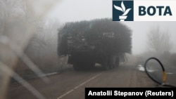 Një automjet i blinduar ukrainas, i pajisur me tela metalikë në një rrugë pranë Pokrovskut, më 23 nëntor.