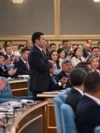 Айбек Дадебай (стоит) в день открытия первой сессии парламента Казахстана