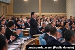 Президент Тоқаев Құрылтай төрағалығына "Әділет" партиясының жетекшісі Айбек Дәдебайды (ортада) ұсынды. Астана, 28 тамыз, 2026 жыл.