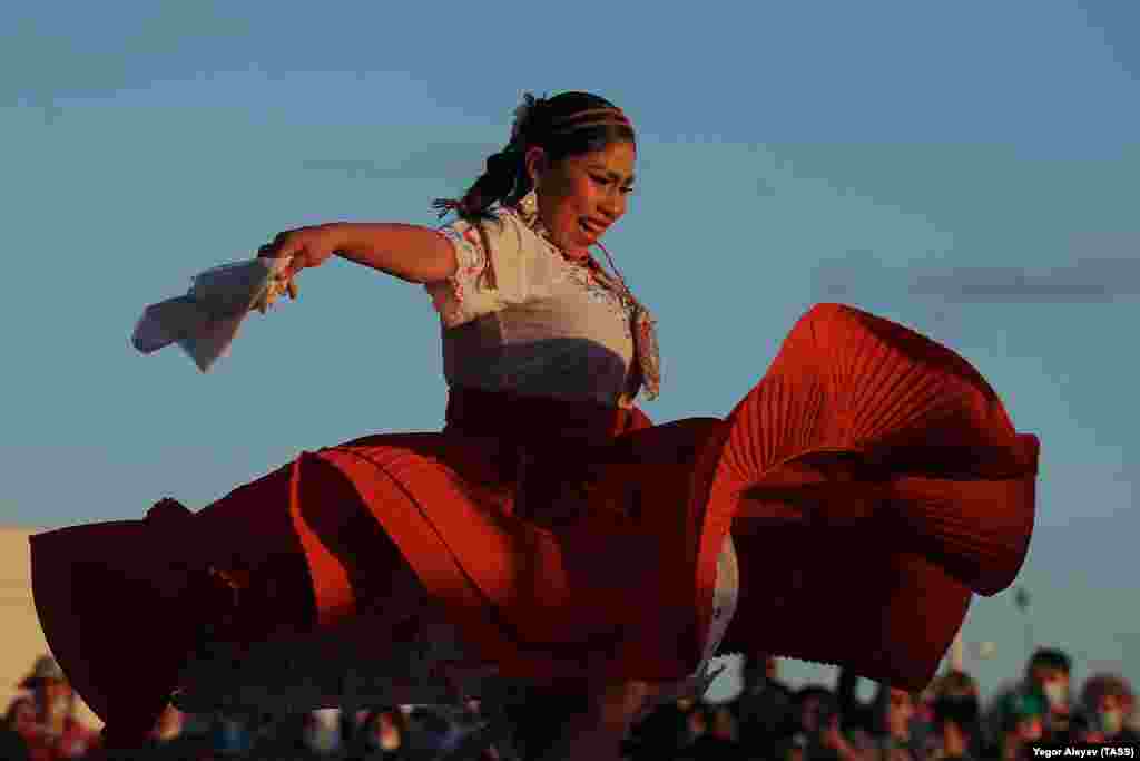 Një peruane me veshje tradicionale kërcen në Festivalin Folklorik Botëror në Bashkortostan të Rusisë.