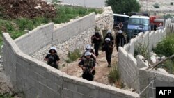 Policia e Shqipërisë duke hyrë në fshatin Lazarat