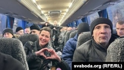 Мария Калесникова, една от ключовите фигури на беларуската опозиция, беше освободена, след като беше осъдена на 11 години затвор. На снимката тя прави знаковия си жест във формата на сърце.