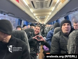 Вызваленыя беларускія палітвязьні па дарозе ў Чарнігаў. Фота з украінскага праекту "Хочу жить"