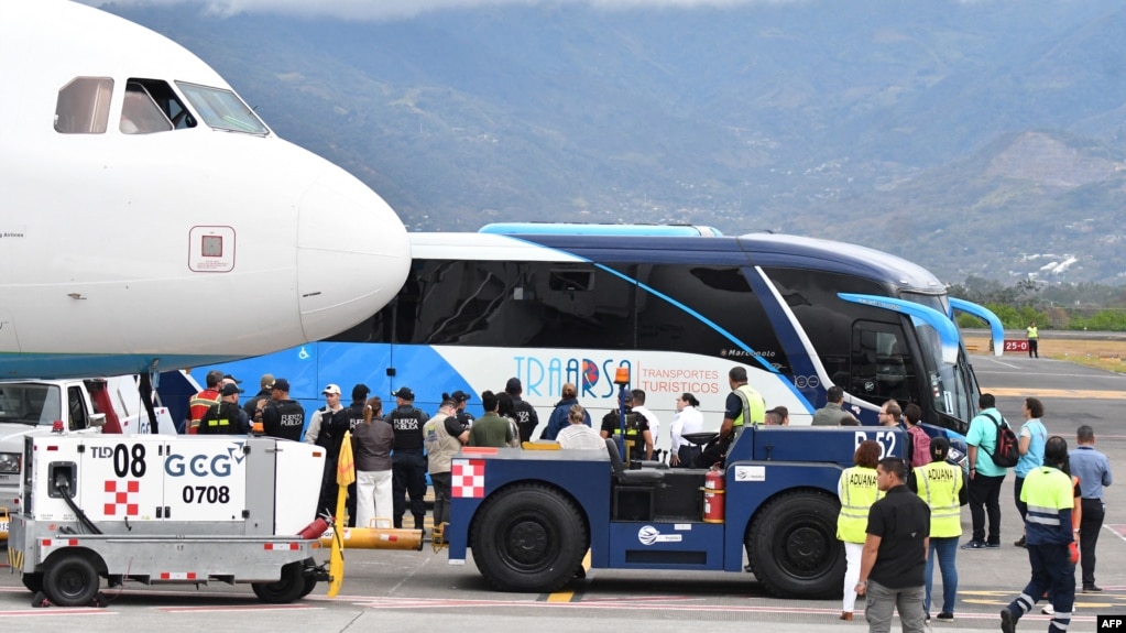 عکس آرشیوی از اخراج مهاجران غیرقانونی از آمریکا در دورهٔ دوم ریاست‌ جمهوری دونالد ترامپ