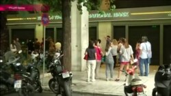 В Греции на неделю закрыты банки, люди стоят в очередях к банкоматам (видео)