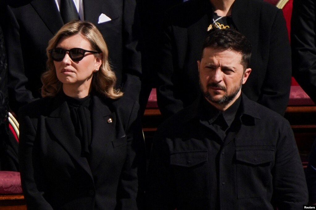 Presidenti i Ukrainës, Volodymyr Zelensky, dhe Zonja e Parë, Olena Zelenska, marrin pjesë në ceremoninë e varrimit të Papa Françeskut në sheshin e Shën Pjetrit në Vatikan.
