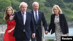 Միացյալ Թագավորություն - ԱՄՆ նախագահ Ջո Բայդենը և Մեծ Բրիտանիայի վարչապետ Բորիս Ջոնսոնը՝ տիկնանց հետ, Կարբիս Բեյում, «Մեծ յոթնյակի» գագաթնաժողովի նախօրեին, 10-ը հունիսի, 2021թ.