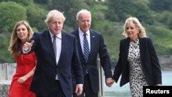 Carrie și Boris Johnson, la plimbare cu Joe și Jill Biden.