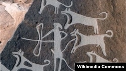 Jedan od najranijih poznatih pećinskih prikaza pasa nalazi se na severozapadu Saudijske Arabije. Prikazuje ljude kako love s psima na povocima pre više od 9.000 godina. Fotografija: Wikimedia Commons