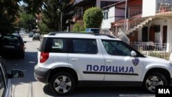 Полициски автомобил пред куќата на специјалната обвинителка Катица Јанева во скопската населба Козле. Полицијата врши претрес во нејзиниот дом за случајот Рекет. 