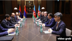 ფოტოზე: სომხეთისა და აზერბაიჯანის საგარეო საქმეთა მინისტრების შეხვედრა თურქეთში 2024 წლის 18 ოქტომბერი