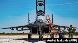 Un avion de vînătoare Mig 29 pe un aeroport militar în Serbia, 4 octombrie 2008 