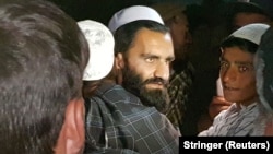 Kabulyň "Bagram" türmesinden boşadylan "Talyban" toparynyň tussaglary dogan-garyndaşlaryny gujaklaýar. 8-nji aprel, 2020 ý.