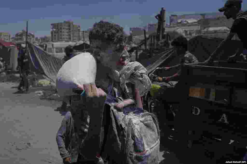 Një palestinez me një thes me miell mbi supe, më 22 korrik.