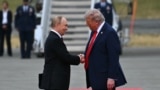 Президент США Дональд Трамп вітає президента Росії Володимира Путіна на злітній смузі після їхнього прибуття на базу Елмендорф-Річардсон в Анкориджі, Аляска, 15 серпня 2025 року