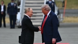 Президент США Дональд Трамп вітає президента Росії Володимира Путіна на злітній смузі після їхнього прибуття на базу Елмендорф-Річардсон в Анкориджі, Аляска, 15 серпня 2025 року