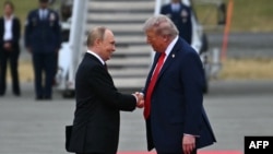 Дональд Трамп і Володимир Путін під час зустрічі на Алясці 15 серпня 2025 року