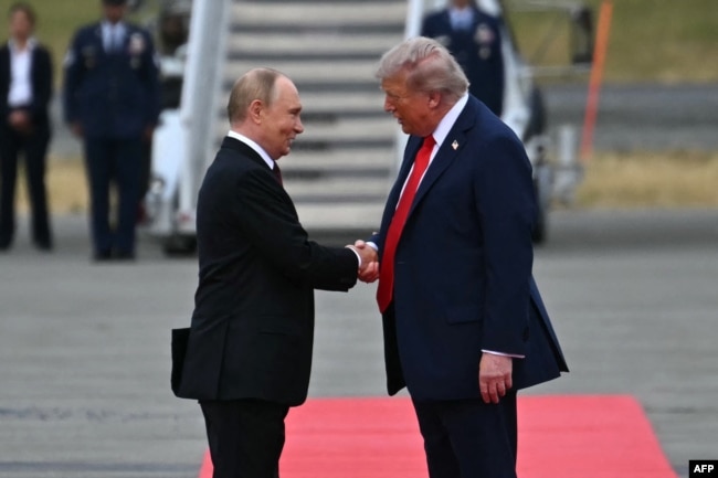 Президент США Дональд Трамп вітає президента Росії Володимира Путіна на злітній смузі після їхнього прибуття на спільну базу Елмендорф-Річардсон в Анкориджі, Аляска, 15 серпня 2025 року