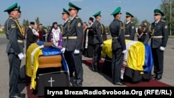 Зустріч прахів провідника ОУН Андрія Мельника та його дружини Софії Федак-Мельник на пункті пропуску на Закарпатті 21 травня 2026 року