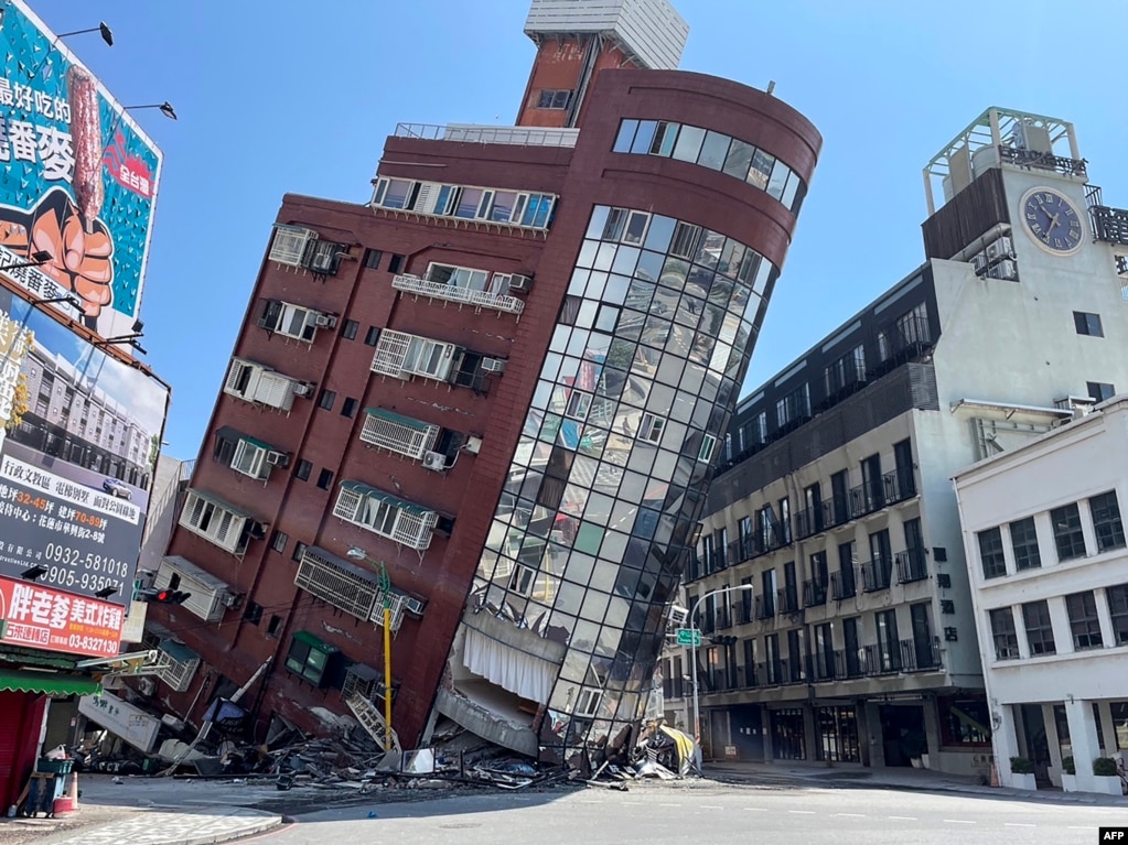 Kjo foto e bërë nga Agjencia Qendrore e Lajmeve të Tajvanit (CNA) më 3 prill 2024, tregon një ndërtesë të dëmtuar në Hualien, pas tërmetit të fuqishëm që e goditi Tajvanin.