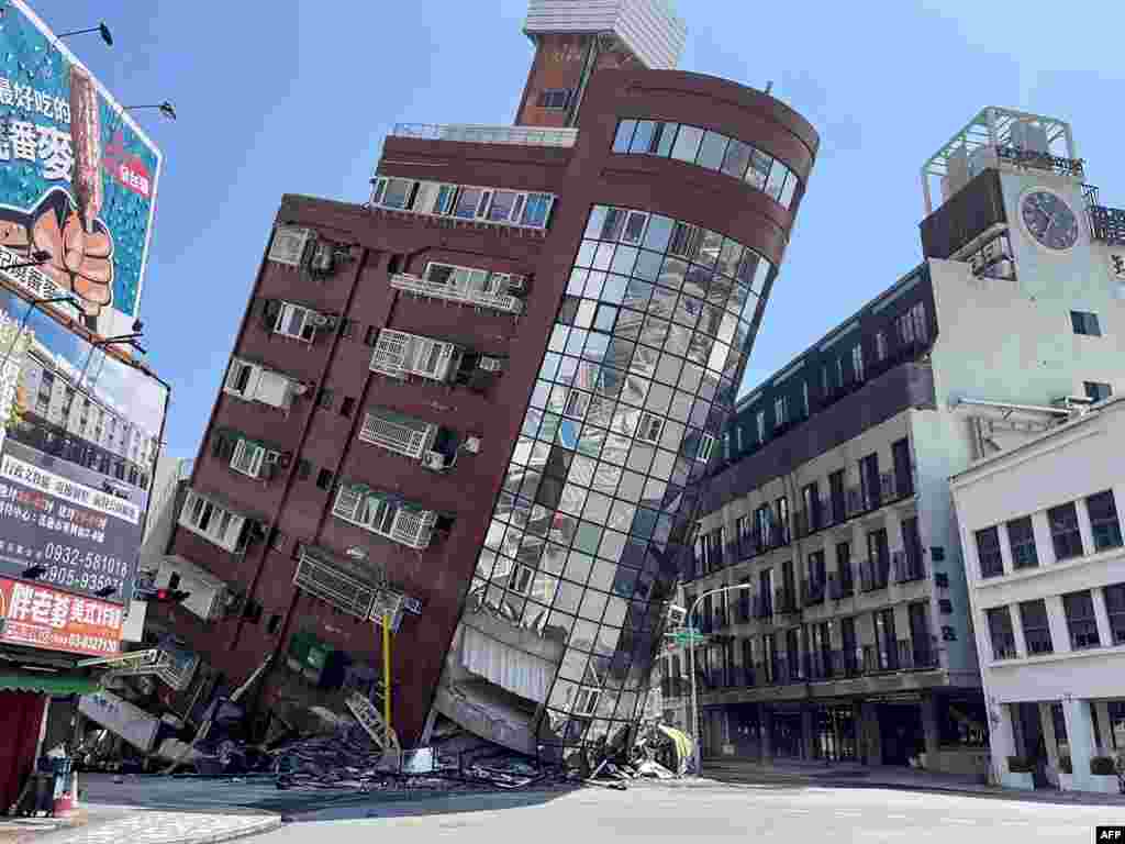 Kjo foto e bërë nga Agjencia Qendrore e Lajmeve të Tajvanit (CNA) më 3 prill 2024, tregon një ndërtesë të dëmtuar në Hualien, pas tërmetit të fuqishëm që e goditi Tajvanin.