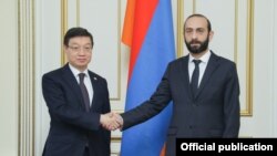 Председатель Национального собрания Армении Арарат Мирзоян (справа) и чрезвычайный и полномочный посол Казахстана в Армении Тимур Уразаев, Ереван, 14 января 2021 г.