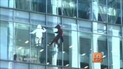 Лошадь и овца помыли окна отеля в Токио