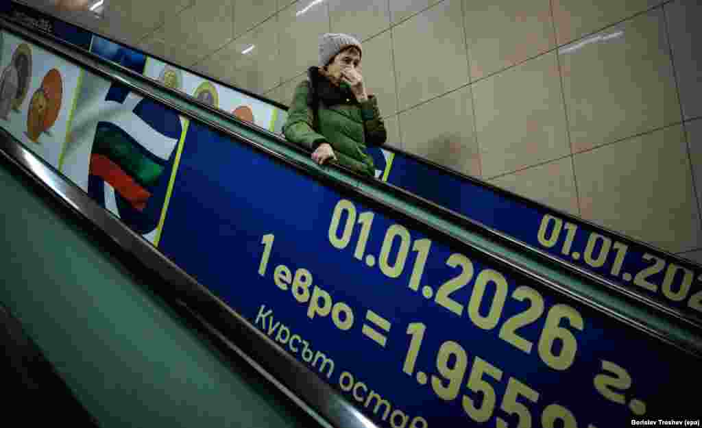 Pokretne stepenice u Sofiji 29. decembra koje prikazuju kurs između bugarskog leva i evra.Lev je bugarska valuta od 1881. godine i dobio je ime po arhaičnoj bugarskoj reči koja znači "lav".