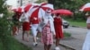 Женщины с бело-красно-белыми зонтиками в Минске