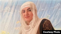 Наздиконаш акси Адолат Ҳамидоваро дар ихтиёри Радиои Озодӣ гузоштанд