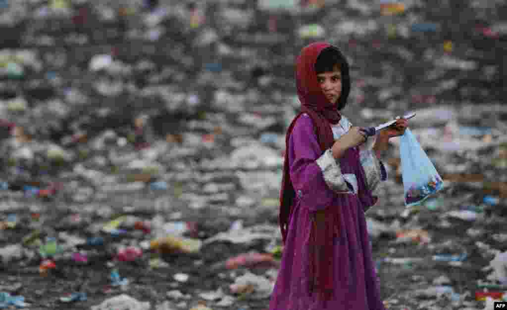 Afganistan - Prema podacima UN-a više od jedne trećine ljudi u ovoj državi živi u velikoj neimaštini, a prisilan rad djece je u porastu, 17. oktobar 2012. Foto: AFP / Jawad Jalali 