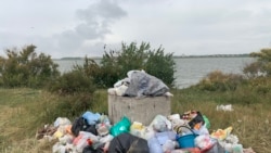 Мусорный бак возле Вячеславского водохранилища. Село Аршалы Акмолинской области, 10 августа 2020 года.