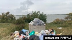 Мусорный бак возле Вячеславского водохранилища. Село Аршалы Акмолинской области, 10 августа 2020 года.