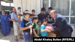 Християни-втікачі з Мосула отримують гуманітарну допомогу в місті Догук, 19 липня 2014 року