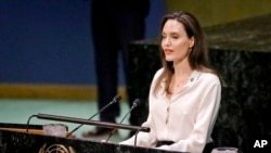 Angelina Jolie vorbind în calitate de Emisar Special pentru Refugiați ONU la sediul Națiunilor Unite din New York, 29 martie 2019. Jolie a demisionat din funcție după 20 de ani în decembrie 2022 (AP Photo/Bebeto Matthews, File)