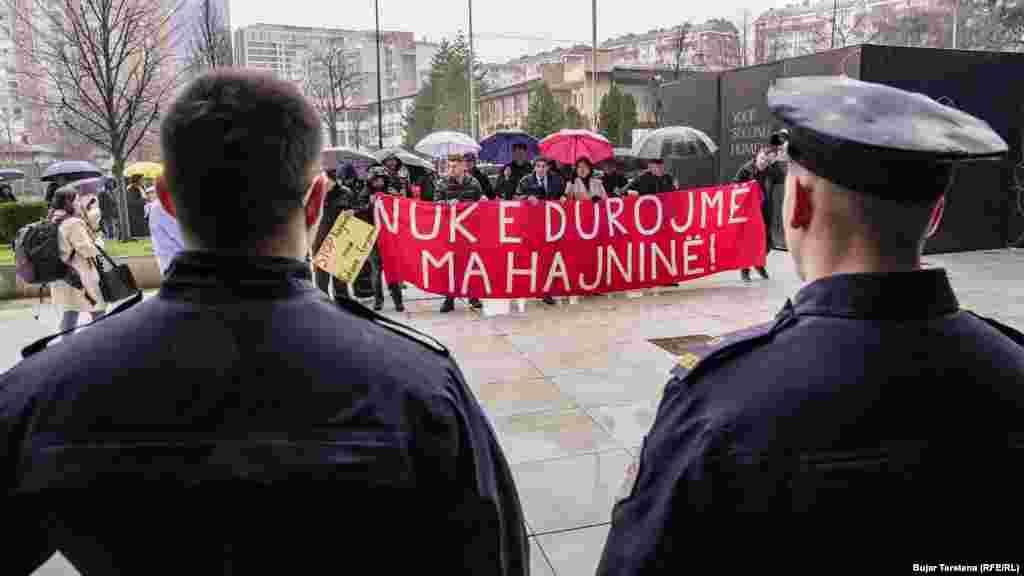 Disa qytetarë në Prishtinë protestuan më 6 shkurt kundër kërkesës nga tre operatorë energjetikë për shtrenjtimin e faturave të rrymës për vitin 2026. 