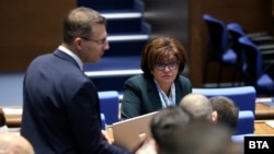 Станислав Анастасов от ДПС и Цвета Караянчева от ГЕРБ по време на заседанието в петък