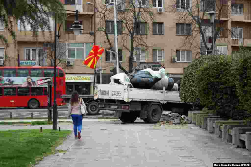 Случајно или не, ден по локалните избори, крај Порта Македонија, но и на други места во Скопје, осамнуваат нови излеани историски личности