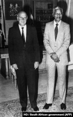 Frederik W. De Klerk și Nelson Mandela la reședința guvernului de la Cape Town pe 9 februarie 1990, la două zile după ce Mandela a fost eliberat din închisoare