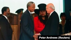 Nelson Mandela dă mâna cu Frederik Willem de Klerk
