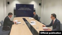 Përfaqësuesi i Posaçëm i BE-së për dialogun Kosovë-Serbi, Mirosllav Lajçak (majtas), me kryenegociatorët nga Kosova dhe nga Serbia. Fotografi nga arkivi.