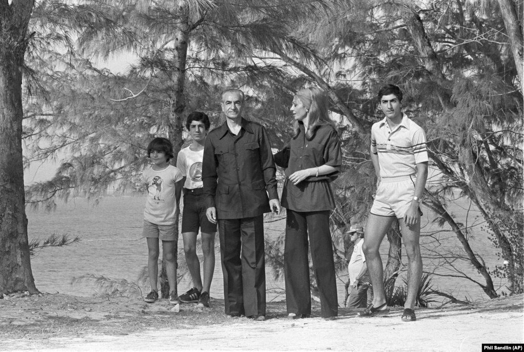 Lo scià con i suoi figli e Farah in vacanza alle Bahamas nel marzo 1979. 