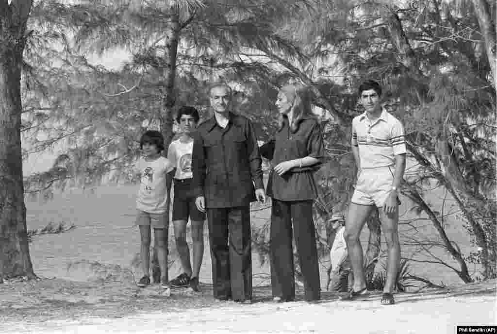 Свергнутый шах Ирана с детьми и супругой отдыхают на Багамах в марте 1979 года