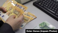 Taxarea progresivă ar trebui să aducă mai mulți bani la buget de la persoanele bogate. Măsura nu este privită însă cu ochi buni de liberali. 